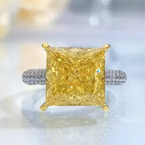 Detalle de cerca de un impresionante anillo de circonita amarilla corte princesa.