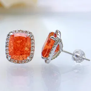 Detailansicht der quadratischen orangefarbenen Edelstein-Ohrringe mit feinem Glanz.