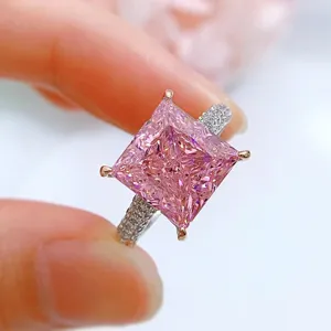 Primer plano detallado de un anillo de diamante rosa talla princesa 10x10mm con micro pavé.