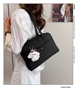 Black large capacity shoulder bag for women daily commuting, elegant and practical.