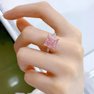 Hermoso anillo elegante de circonita rosa talla princesa con brillante detalle pavé.