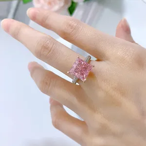 Impresionante anillo de diamante rosa talla princesa 10x10mm con banda pavé en plata esterlina.