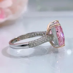 Detalle de primer plano del anillo brillante de diamante rosa con talla princesa.