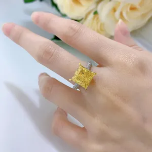 Impresionante anillo de diamante amarillo talla princesa 10x10mm en plata S925 con pavé.