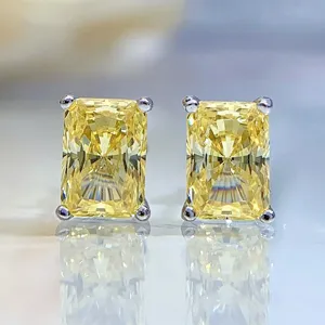 Strahlend geschliffene gelbe synthetische Diamant Ohrstecker Detailansicht funkelnd.