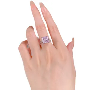 Anillo de circonita rosa talla princesa de plata S925, vista principal de lujo.