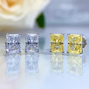 Detailansicht von Ohrringen mit rechteckigem Kohlenstoff-Diamant in S925 Silber, weiß und gelb.