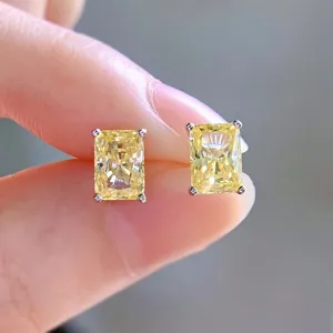 Detailansicht der funkelnden gelben simulierten Diamant-Ohrringe im edlen Silberdesign.