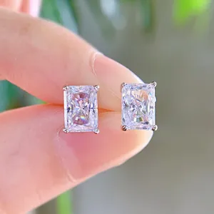 Eckige synthetische Diamant-Ohrstecker aus S925 Silber, feine Makro-Detailaufnahme.