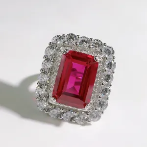 Luxurioeser roter Rubin Ring mit funkelndem Zirkonia Kranz fuer elegante Damenschmuck.