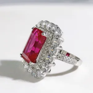 Wunderschöner Rubin Ring im Smaragdschliff mit doppeltem Zirkon Halo Detail für Damen.