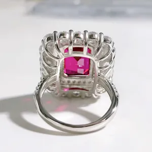 Detailansicht des luxuriösen Smaragdschliff Rubin Doppelhalo Diamanten Ring Schmuck