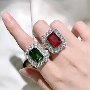 Luxus Smaragd und Rubin Cocktailringe mit funkelnden Diamant Halo Besatz und Stein.