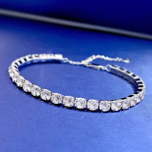 Primo piano dettagliato di un bracciale tennis scintillante con pietre preziose sfaccettate.