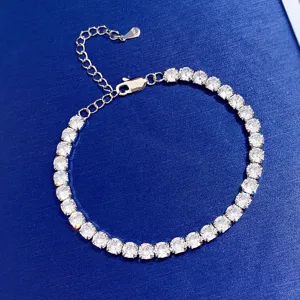 Bracciale tennis in argento con diamanti simulati brillanti e catena regolabile.