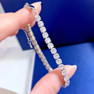 Primo piano dettagliato del luminoso bracciale tennis con zirconi brillanti e raffinata montatura.