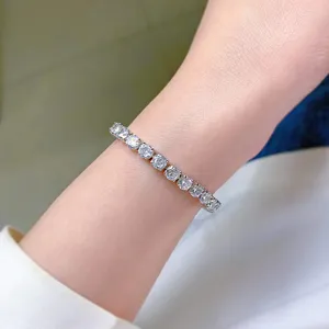 Primo piano dettagliato del bracciale tennis scintillante al polso, con brillantezza.