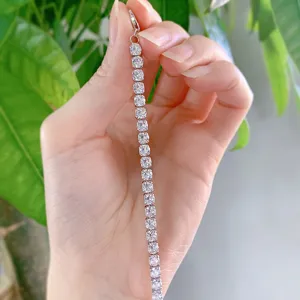 Primo piano dettagliato dello scintillante bracciale tennis con pietre taglio quadrato.
