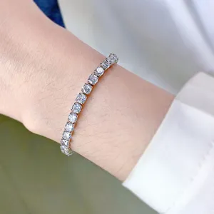 Dettaglio squisito del bracciale tennis con zirconi, design elegante in tonalita argento donna.