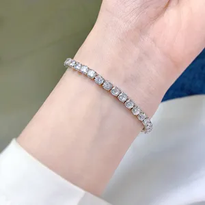 Primo piano dettagliato di un bracciale tennis scintillante con diamanti sintetici.