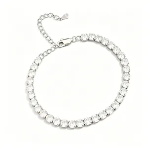 Elegante bracciale tennis in argento con zirconi e catenella di estensione regolabile.