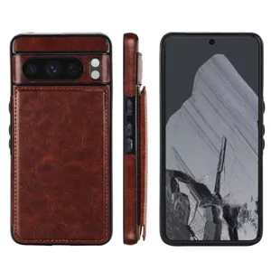 Detalle de funda de teléfono de cuero vintage marrón con ranura para tarjetas y recortes.