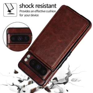 Vista detallada de la funda de cuero marrón para teléfono con recorte de cámara y antichoque.
