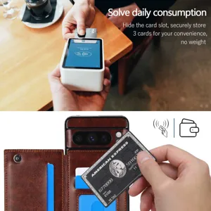 Vista detallada de la funda de cuero con ranuras para tarjetas y función de soporte.