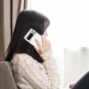 Detalle de funda de cuero blanco para teléfono muestra uso de estilo y corte de cámara.