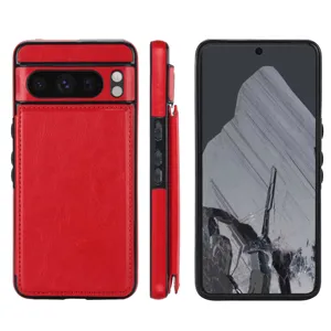 Detalle de funda de teléfono de cuero rojo que muestra ranura para tarjetas y diseño múltiple.