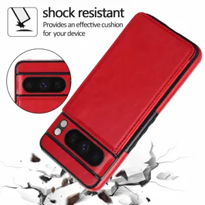 Vista detallada de la funda de cuero roja tipo cartera con recorte de camara y diseno antichoque.