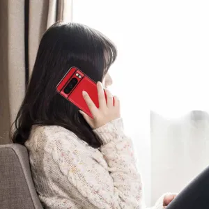 Vista detallada de la funda de cuero roja con tarjetero y soporte para Google Pixel.