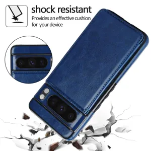 Primer plano de la funda de cuero azul para teléfono con protección de cámara y diseño antivibración.