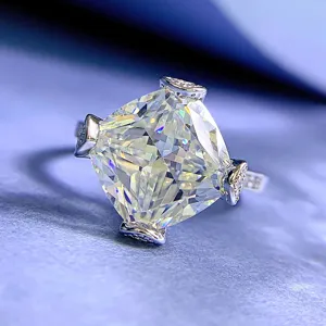 Prachtig detail van gesimuleerde diamanten ring met ijsbloemslijpsel, sprankelende steen.