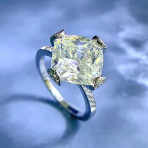 Schitterende 11x11mm kussengeslepen gesimuleerde diamanten ring met prachtige schittering.
