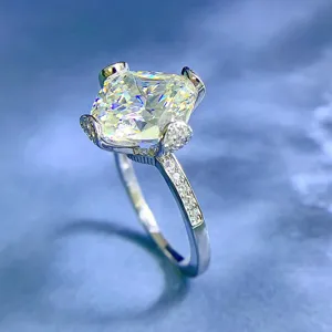 Macro detailopname van een schitterende luxe ring met kussengeslepen steen en pavé band.