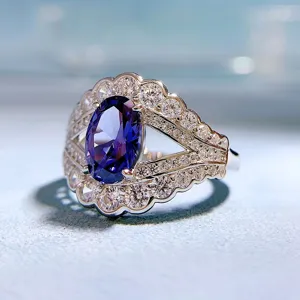 Dettaglio ravvicinato di anello ovale in argento 925 con tanzanite e zircone splendente.