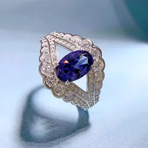 Elegante anello in argento 925 con tanzanite ovale viola e zirconi cubici scintillanti.
