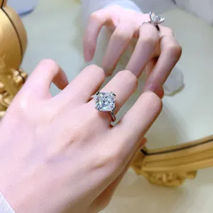Gedetailleerde close-up van een schitterende 11x11mm ijsgeslepen solitairen ring met pavé.