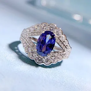 Vista dettagliata di anello in argento 925 con gemma blu ovale e zirconi scintillanti.