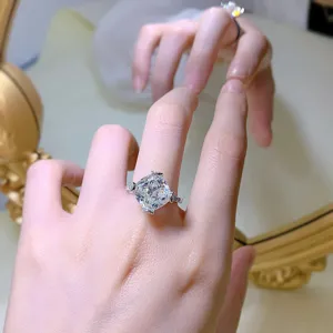 Prachtige kussengeslepen gesimuleerde diamantring met delicate verfijnde pavé details.