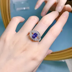 Vista ravvicinata dettagliata dell'anello in argento 925 con tanzanite ovale e diamante.