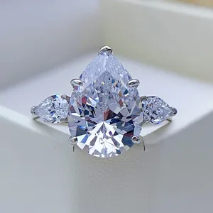 Impresionante anillo de compromiso con tres piedras en talla pera de plata. Joya detalle.