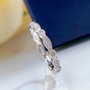 Primer plano detallado de un anillo de compromiso de plata esterlina con diamantes.