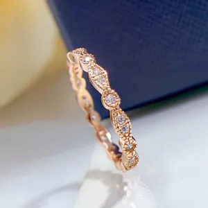 Elegante anillo de compromiso de plata S925 y oro rosa con diamantes para mujer, ideal para diario.