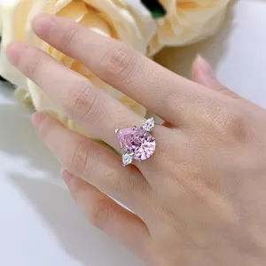 Vista detallada de un anillo de plata 925 con una gran piedra rosa de talla pera.