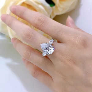 Primer plano detallado de un anillo de plata 925 de tres piedras con circonita en pera.