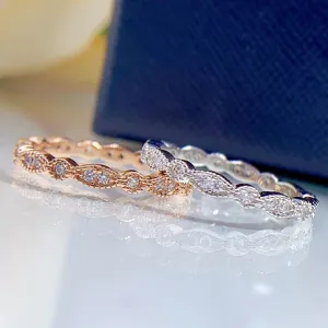 Detalle de primer plano de exquisitos anillos apilables ondulados de plata con piedras.