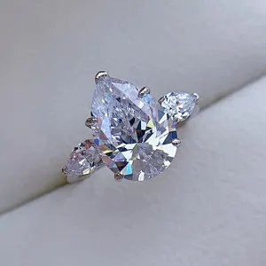 Primer plano de un impresionante anillo de compromiso de plata 925 con circonita en forma de pera 10x14mm.