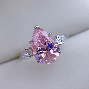 Impresionante anillo de compromiso de plata con circonita rosa en forma de pera 10x14 mm.